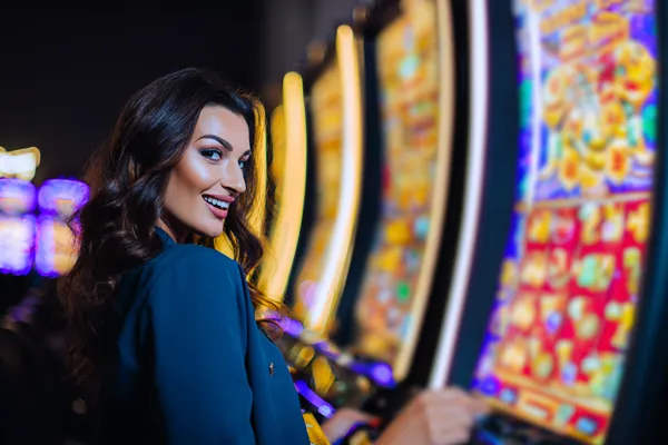 Dönen bir rulet çarkı etrafında düşen altın paraların yakın çekimi, PARA BET’teki sürükleyici casino aksiyonunu temsil eder.