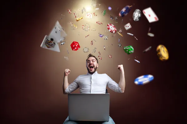 Neon casino öğeleriyle çevrili dizüstü bilgisayarında oyun oynayan gülümseyen bir kadın, PARA BET’ün geniş oyun koleksiyonunu sergiler.