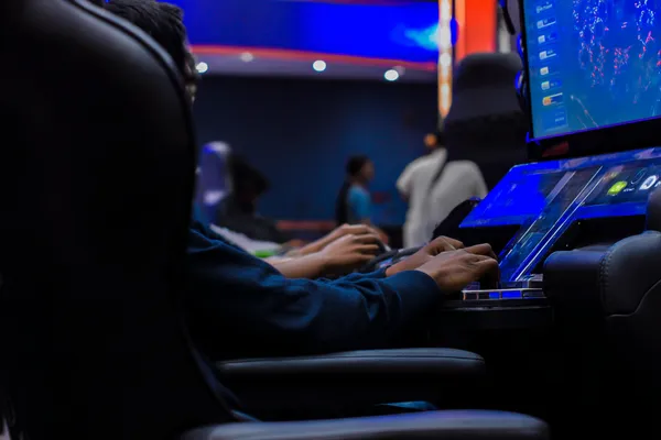 Altın paralarla çevrili slot makinesinde kazanan yedililer, büyük kazançları simgeler.