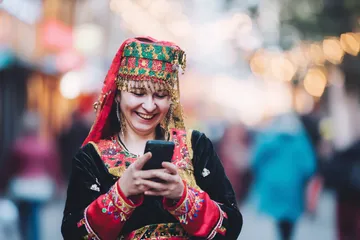 Yerel bir etkinlik sırasında akıllı telefon kullanan bir oyuncu, PARA BET’ün mobil uyumlu yapısını gösterir.