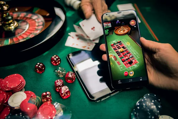 Casino temalı bir arka planda cihaz kullanan bir kişi, PARA BET’e kolay geri dönüş sürecini gösterir.